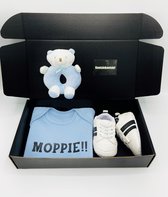 Kraamcadeau Moppie met romper rammerlaar en babysneakers - kraampakket -kraamkado jongen - rechtstreeks versturen mogelijk