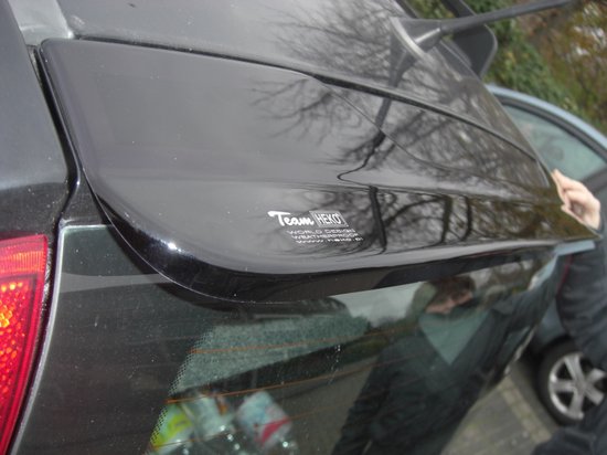 Zwarte dakspoiler "Team Heko" met "WORLD DESIGN" logo, past op Fiat Panda type 169 (2003-2012).