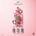 Compositie met 4711 Eau de Cologne Floral Collection Rose, omringd door roze rozen.