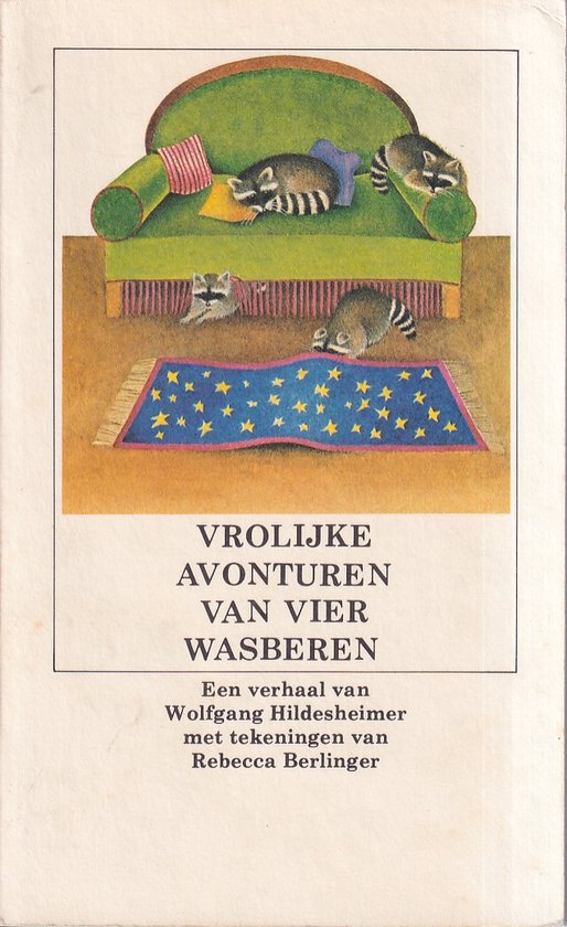 Boekomslag met de titel 'Vrolijke avonturen van vier wasberen'. Vier wasberen spelen op een bank en op een kleed.