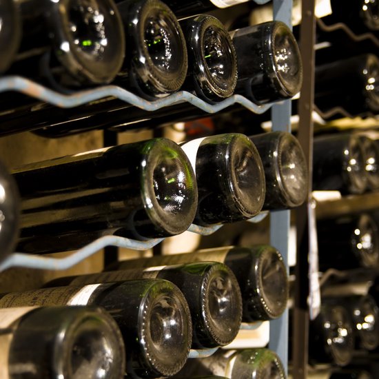 Dibond - Vin - bouteilles en vert / blanc / noir - 120 x 120 cm.