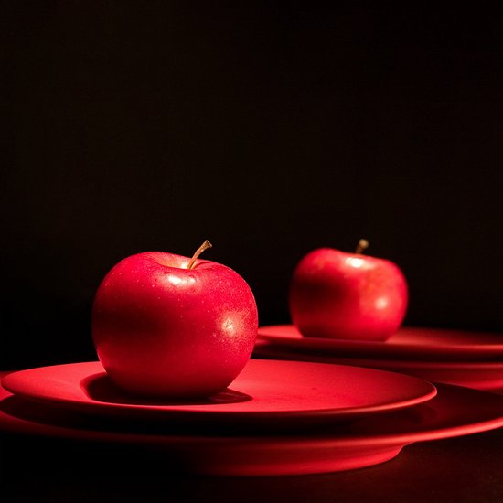Dibond - Keuken / Voeding - Appel in rood / wit / zwart - 100 x 100 cm.