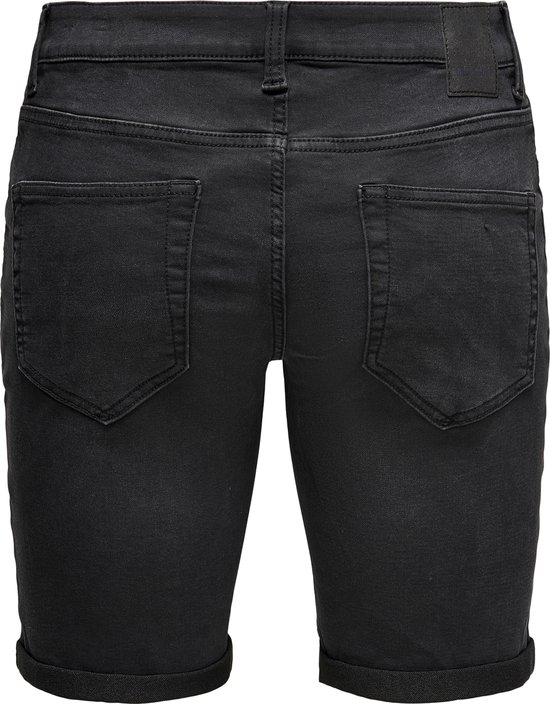 Achterkant van een zwarte denim short met opgerolde zoom.