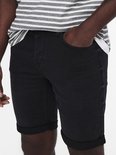 Close-up van een man in een zwarte denim short.