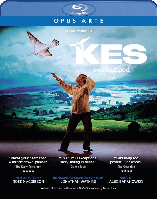 Blu-ray hoes met titel 'Kes reimagined'. Een man in een lichtbruine blouse danst op een podium met een vogel die door de lucht vliegt.