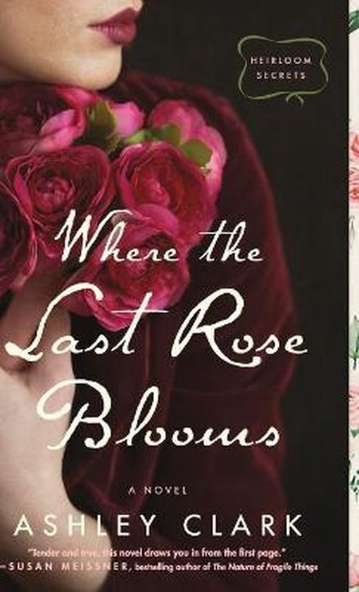 Boekomslag van 'Where the Last Rose Blooms' met een close-up van een vrouw die een bos rozen vasthoudt. Met de tekst 'HEIRLOOM SECRETS' en de titel 'Where the Last Rose Blooms'.