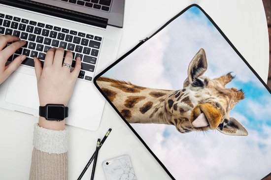Housse ordinateur 17 pouces 41x32 cm - Funny animals - Housse Macbook & Laptop Une drôle de girafe sort la langue - Housse ordinateur portable avec photo