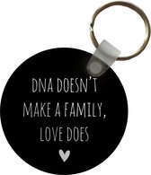 Sleutelhanger - Engelse quote DNA doesn't make a family, love does met een hartje op een zwarte achtergrond - Plastic - Rond - Uitdeelcadeautjes