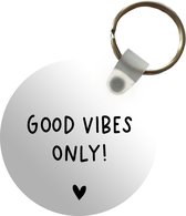 Sleutelhanger - Engelse quote Good vibes only! met een hartje op een witte achtergrond - Plastic - Rond - Uitdeelcadeautjes