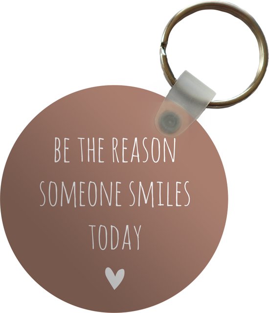 Foto: Sleutelhanger engelse quote be the reason someone smiles today met een hartje op een bruine achtergrond plastic rond uitdeelcadeautjes