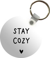 Sleutelhanger - Engelse quote Stay cozy met een hartje tegen een witte achtergrond - Plastic - Rond - Uitdeelcadeautjes