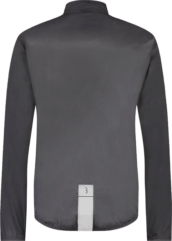 Achterkant van een grijs fietsjack met reflecterende strip op de onderrug.