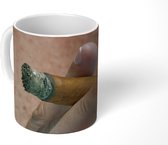 Mok - Mannelijke hand die een Cubaanse sigaar vasthoudt - 350 ML - Beker