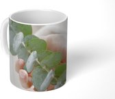 Mok - Eucalyptusstam wordt gedragen door mensenhanden - 350 ML - Beker