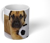 Mok - Een bruine puppy met een voetbal - 350 ML - Beker