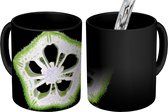 Magische Mok - Foto op Warmte Mok - Gesneden okra op een zwarte achtergrond - 350 ML