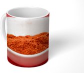 Mok - Kom vol cayennepoeder op een rode ondergrond - 350 ML - Beker