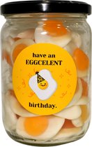 Glazen Snoeppot Gevuld "Have an Eggcelent Birthday" - 300 gram - met deksel - willekeurig snoepgoed - herbruikbare glazen pot - altijd goed cadeau - cadeau idee