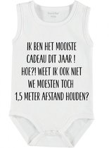 Baby Rompertje met tekst 'Ik ben het mooiste cadeau dit jaar, ik weet ook niet hoe?! Weet ik ook niet we moesten toch 1.5 M afstand houden' | mouwloos l | wit zwart | maat 50/56 |