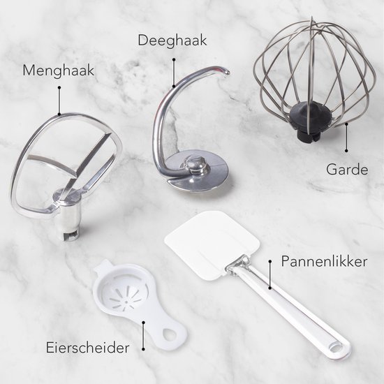 Vijf keukenmachine accessoires op een marmeren achtergrond: menghaak, deeghaak, garde, pannenvlikker en eierscheider.