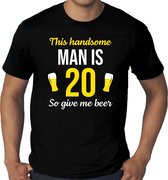 Grote maten Verjaardag t-shirt 20 jaar - this handsome man is 20 give beer - zwart - heren - twintig cadeau shirt XXXL