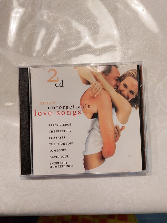 CD hoes met de tekst 'more unforgettable love songs'. Een koppel omhelst elkaar.