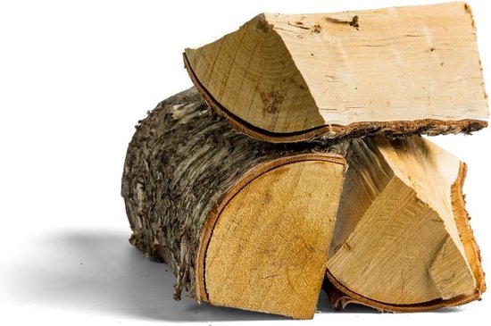 Een stapel haardhout met schors, met twee stukken hout op elkaar.