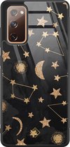 Casimoda® hoesje - Geschikt voor Samsung Galaxy S20 FE - Counting The Stars - Luxe Hard Case Zwart - Backcover telefoonhoesje - Goudkleurig