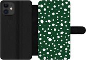 Bookcase Geschikt voor iPhone 12 Pro telefoonhoesje - Stippen - Wit - Groen - Met vakjes - Wallet case met magneetsluiting
