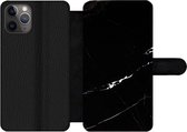 Bookcase Geschikt voor iPhone 11 Pro telefoonhoesje - Marmer print - Zwart - Natuurstenen - Met vakjes - Wallet case met magneetsluiting