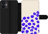 Bookcase Geschikt voor iPhone 12 Mini telefoonhoesje - Bloem - Blauw - Patronen - Met vakjes - Wallet case met magneetsluiting