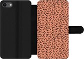 Bookcase Geschikt voor iPhone 7 telefoonhoesje - Stippen - Zwart - Oranje - Met vakjes - Wallet case met magneetsluiting