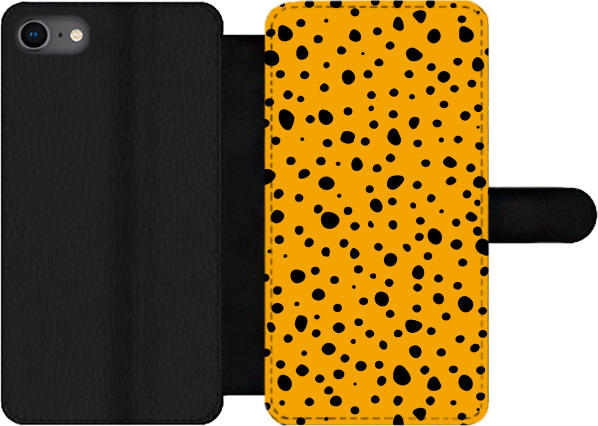 Telefoonhoesje Geschikt voor iPhone 7 telefoonhoesje - Stippen - Oranje - Zwart - Met vakjes - Wallet case met magneetsluiting