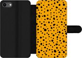 Bookcase Geschikt voor iPhone 7 telefoonhoesje - Stippen - Oranje - Zwart - Met vakjes - Wallet case met magneetsluiting