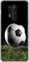 Geschikt voor OnePlus 8 Pro hoesje - Voetbal in het gras - Siliconen Telefoonhoesje