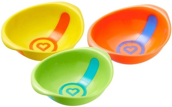Drie gestapelde babykommetjes in groen, geel en oranje, met kleurrijke hartjeslepels.