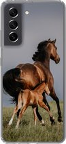Geschikt voor Samsung Galaxy S21 FE hoesje - Dieren - Paarden - Veulen - Siliconen Telefoonhoesje