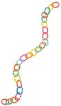 Een lange, golvende ketting van kleurrijke Playgro koppelringen in roze, geel, groen, oranje en blauw op een witte achtergrond.