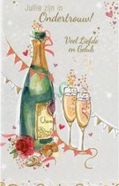 Jullie zijn in ondertrouw! Veel liefde en geluk! Een feestelijke wenskaart met een fles champagne en champagneglazen. Aangekleed met slingers en bloemen. Een dubbele wenskaart incl