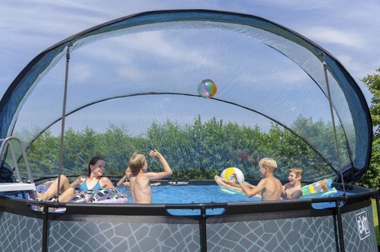 Vier kinderen spelen in een EXIT zwembad met een doorzichtige koepel en diverse zwemattributen.