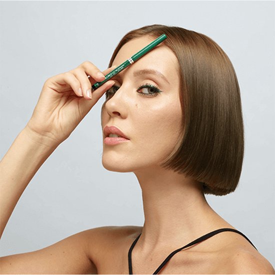 Model met kort bruin haar, houdt een groene L'Oréal Infallible 36H Grip Gel Automatic Eyeliner tegen haar voorhoofd.