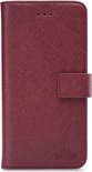 Étui de téléphone bordeaux avec une texture à rayures diagonales.