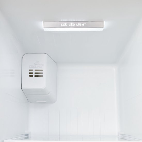 Binnenzijde van een koelkast met 'Eco LED Light' en 'Cooling' ventilatiesysteem.