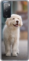 Geschikt voor Samsung Galaxy S20 FE hoesje - Een Golden Retriever puppy lopend op de stoep - Siliconen Telefoonhoesje