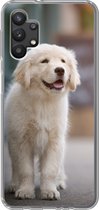 Geschikt voor Samsung Galaxy A32 5G hoesje - Een Golden Retriever puppy lopend op de stoep - Siliconen Telefoonhoesje