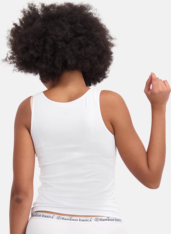 Zijkant van een witte singlet gedragen door een vrouw met afro.