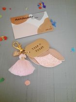 By_Evelien Unieke LIEVE Sleutelhanger - Lief Zusje - Speciaal Cadeau - Geboorte aankondiging - Liefste Zusje - Hartje - Glitter - Goud - Roze - Zussendag - WITH LOVE - VERJAARDAG -