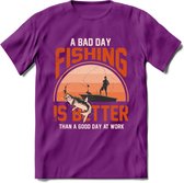 A Bad Day Fishing - Vissen T-Shirt | Oranje | Grappig Verjaardag Vis Hobby Cadeau Shirt | Dames - Heren - Unisex | Tshirt Hengelsport Kleding Kado - Paars - M