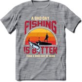 A Bad Day Fishing - Vissen T-Shirt | Grappig Verjaardag Vis Hobby Cadeau Shirt | Dames - Heren - Unisex | Tshirt Hengelsport Kleding Kado - Donker Grijs - Gemaleerd - S