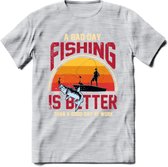 A Bad Day Fishing - Vissen T-Shirt | Grappig Verjaardag Vis Hobby Cadeau Shirt | Dames - Heren - Unisex | Tshirt Hengelsport Kleding Kado - Licht Grijs - Gemaleerd - XL